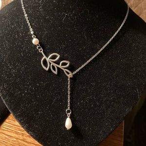 White pearls on a chain Leaf pattern lariat type necklace Silver tone